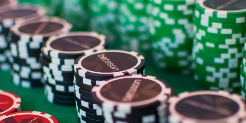 Hướng dẫn mẹo chơi Poker giúp bạn làm chủ bàn chơi 2 Làm quen với các quy tắc và mức cược trong Poker