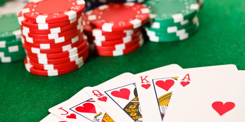 Cách chơi Poker thắng lớn: Chiến lược và mẹo từ các cao thủ 2 Tìm hiểu cơ bản về trò chơi Poker