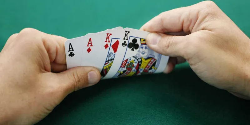 Cách thắng poker Omaha - Chiến thuật từ cao thủ chuyên nghiệp 3 Hiểu biết về cách chia bài và vòng chơi Poker Omaha